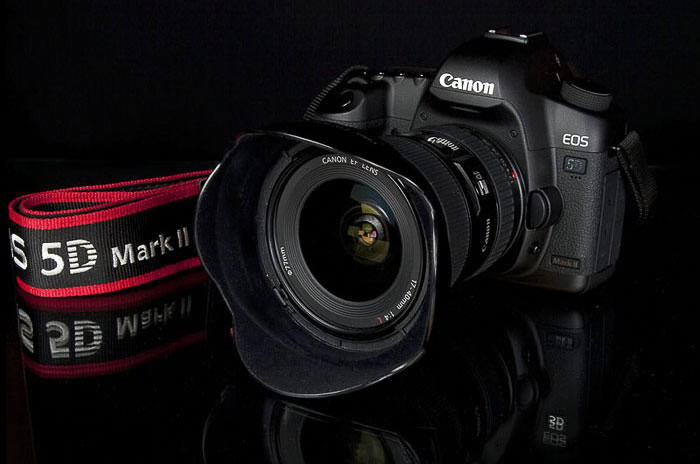Внешне Canon 5D Mark II практически не отличается от своей предшественницы