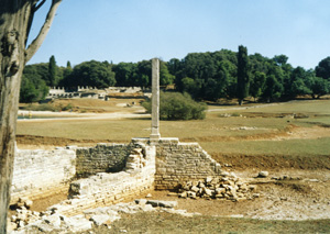 Эта прекрасная колонна - все, что осталось от храма Афродиты. А в Porec тоже есть один столб - суператтракция - который называется храм Нептуна