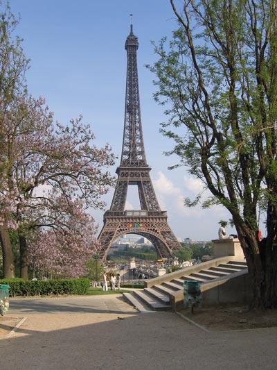 Эйфелева башня - основной символ Парижа