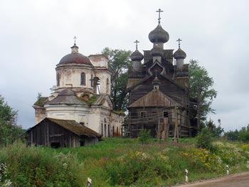 Деревянная церковь — вся в полусгнивших строительных лесах