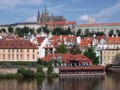 Летняя Прага. Вид на берег Влтавы с Карлова Моста