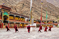 Танцующие монахи
