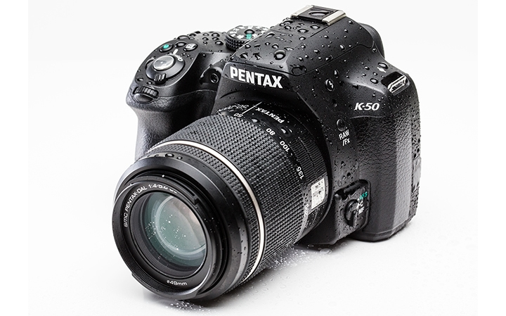 Зеркалка PENTAX K-50 не боится ни пыли, ни влаги, ни мороза